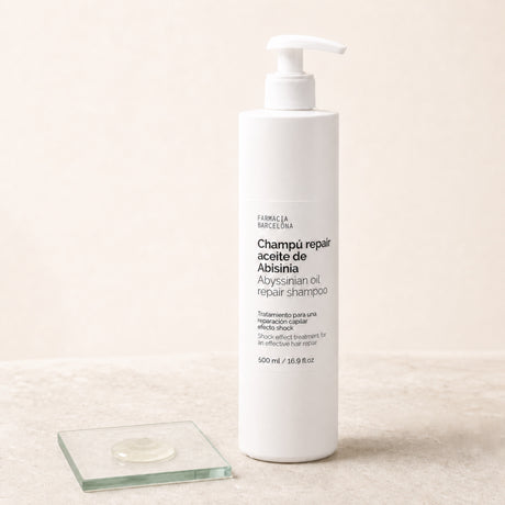Champú Repair Abisinia 500 ml. Detalle de apertura y textura del producto.