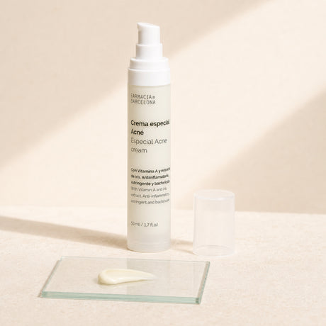 Crema Especial Acné 50 ml. Detalle de apertura y textura del producto.