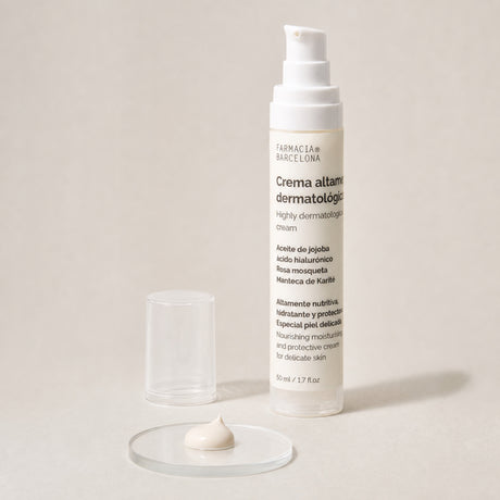 Crema Altamente Dermatológica 50 ml. Detalle de apertura y textura del producto.