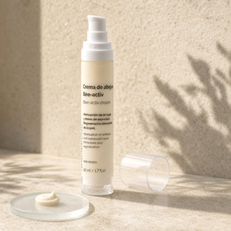 Crema Veneno de Abeja 50 ml. Detalle de apertura y textura del producto.