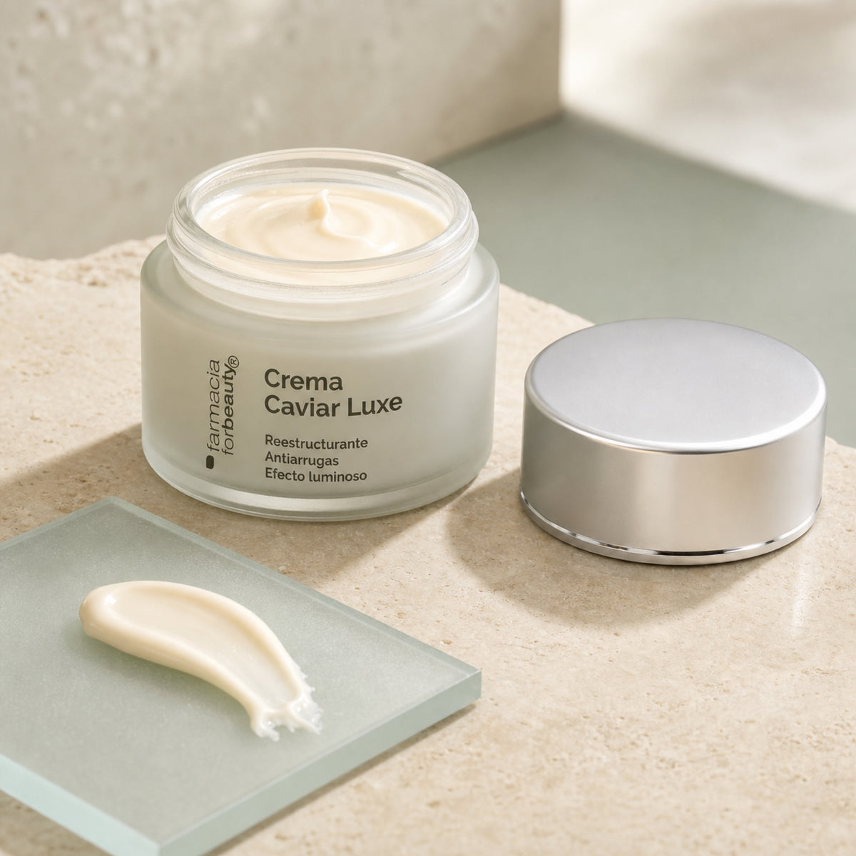 Crema Caviar Luxe 50 ml. Detalle de apertura y textura del producto.