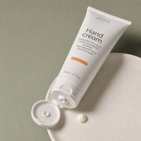 Crema Manos y Uñas 75 ml. Detalle de apertura y textura del producto.