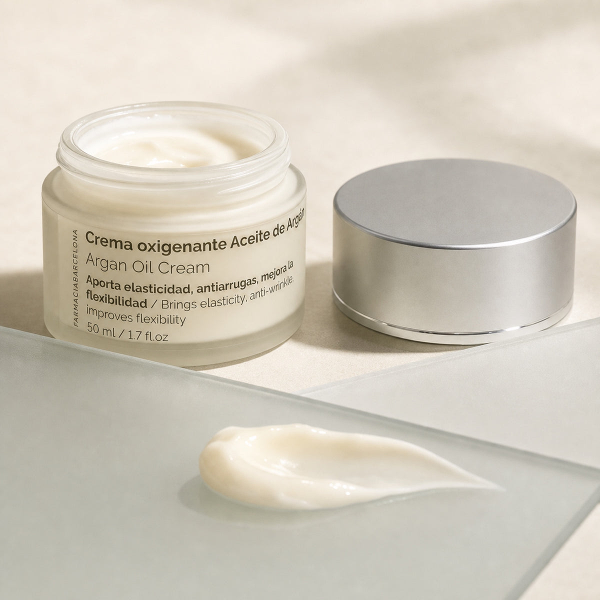 Crema Oxigenante Aceite Argán 50 ml. Detalle de apertura y textura del producto.