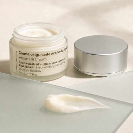 Crema Oxigenante Aceite Argán 50 ml. Detalle de apertura y textura del producto.