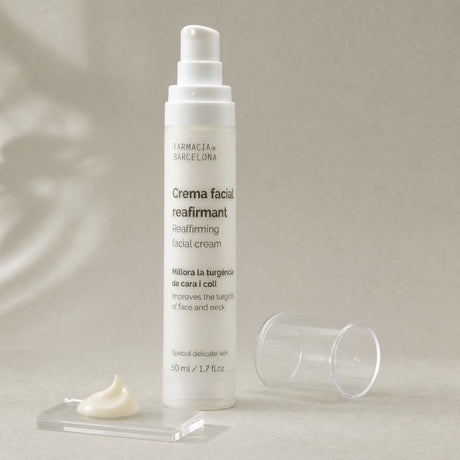 Crema Facial Reafirmante 50 ml. Detalle de apertura y textura del producto.