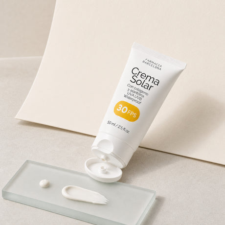 Crema Solar 30 FPS 50 ml. Detalle de apertura y textura del producto.