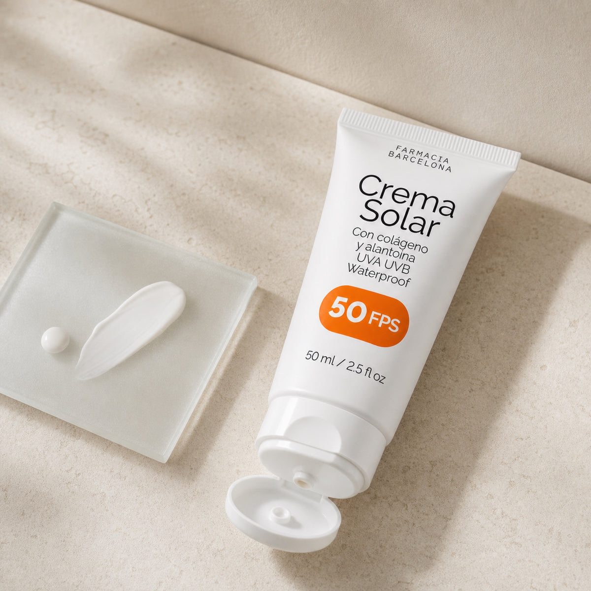 Crema solar 50 FPS 50 ml. Detalle de apertura y textura del producto.
