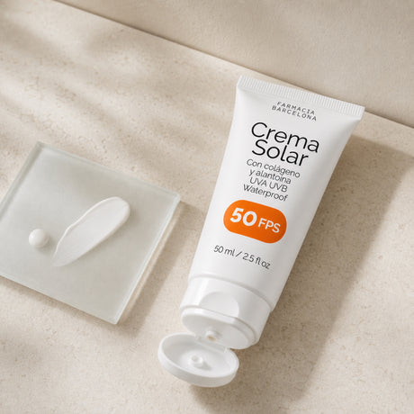 Crema solar 50 FPS 50 ml. Detalle de apertura y textura del producto.
