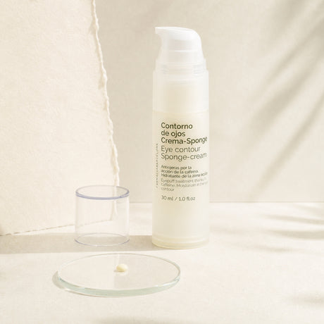 Crema-Sponge Contorno de Ojos 30 ml. Detalle de apertura y textura del producto.