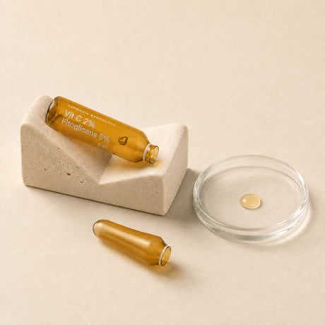 Fitocliganos 5% + Vit C 2%. Detalle de apertura y textura del producto.