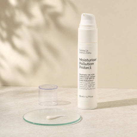 Moisturiser Pollution Protect 50+ 50 ml. Detalle de apertura y textura del producto.