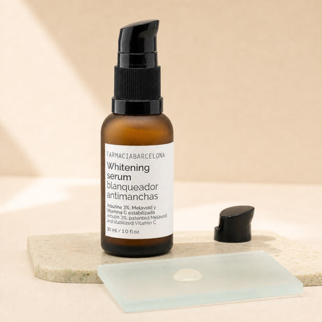 Whitening Sérum Blanqueador 30 ml. Detalle de apertura y textura del producto.