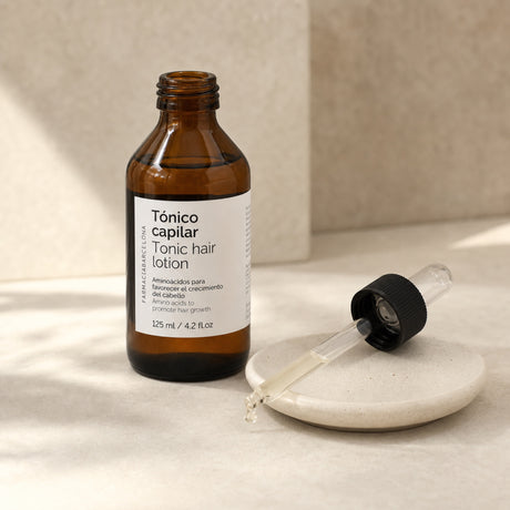 Tonic Hair Lotion 125 ml. Detalle de apertura y textura del producto.