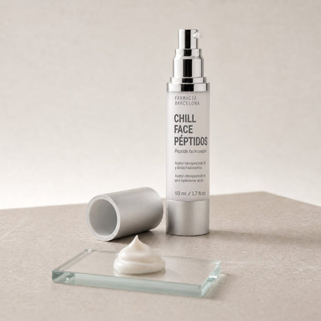 Crema Chill Face con péptidos, 50 ml. Dosificador abierto y muestra de textura.