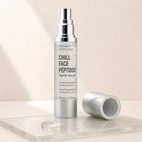 Gel facial Chill Face con péptidos, 50 ml. Dosificador abierto y muestra de gel.