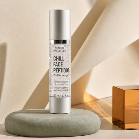 Gel facial Chill Face con péptidos, 50 ml, sobre una base de piedra verde.