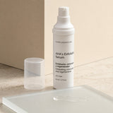 AHA's Exfoliating Serum 50 ml. Detalle de apertura y textura del producto.