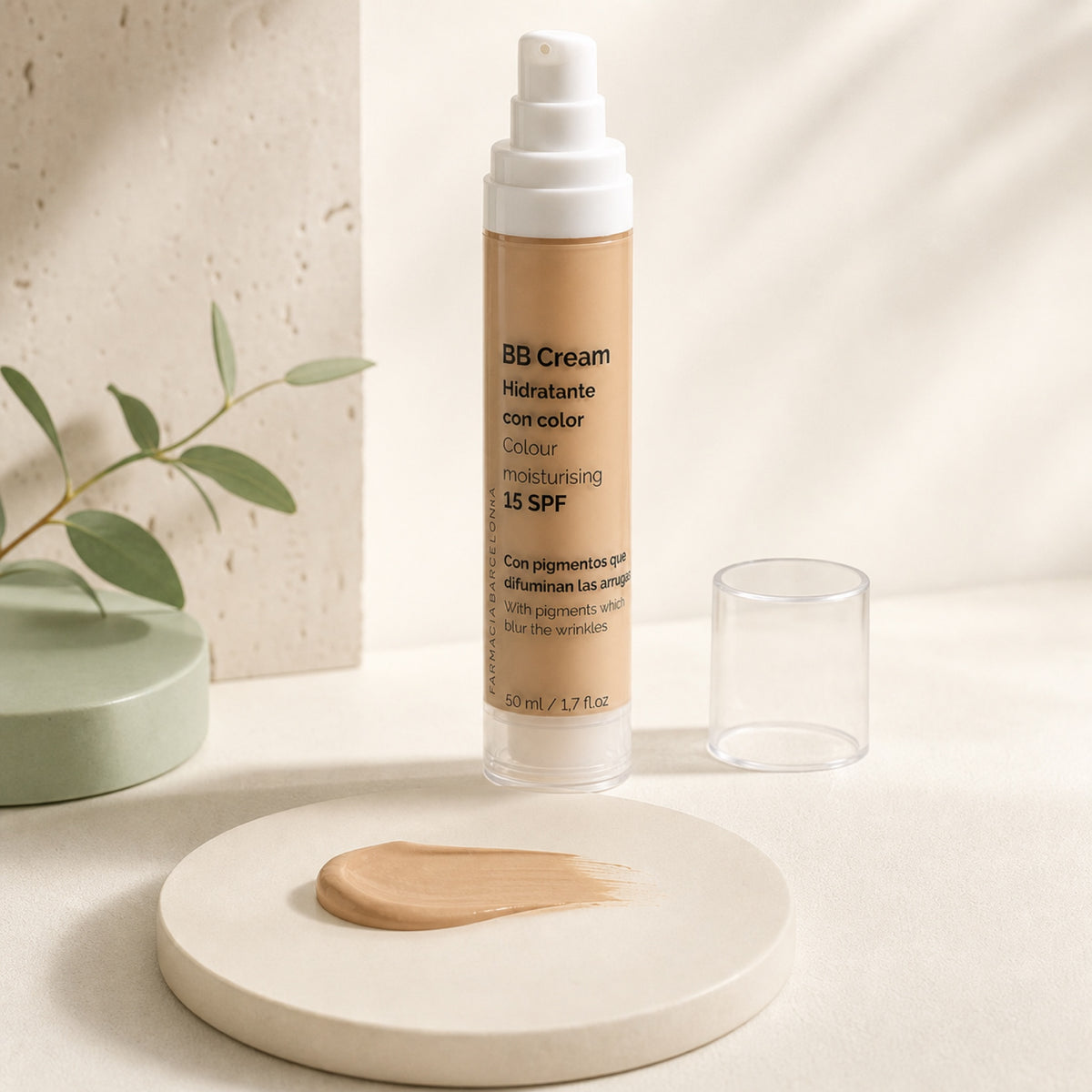 BB Cream 15 FPS 50 ml. Detalle de apertura y textura del producto.