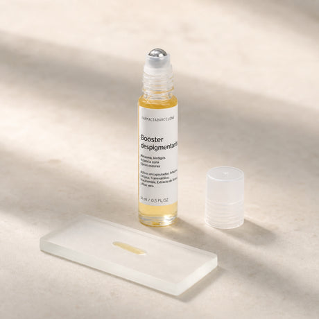 Boost Despigmentante Roll-on 15 ml. Detalle de apertura y textura del producto.