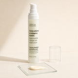 Crema Antiarrugas Colágeno y Elastina 50 ml. Detalle de apertura y textura del producto.