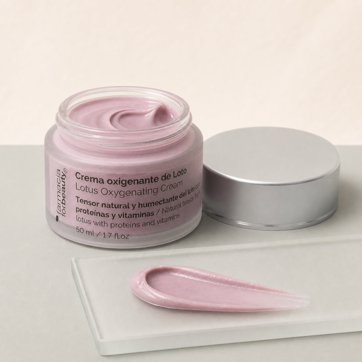 Crema Oxigenante Loto 50 ml. Detalle de apertura y textura del producto.