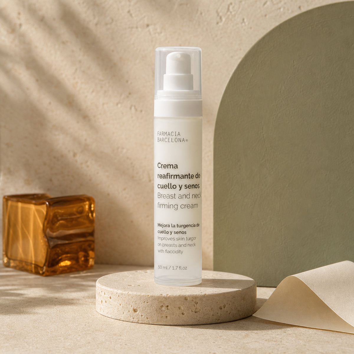Crema Reafirmante Pecho y Cuello 50 ml. Imagen editorial del producto.