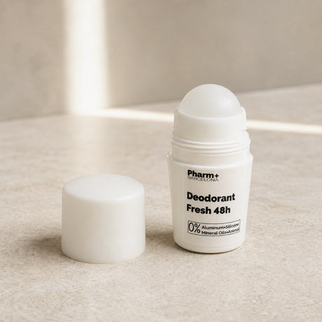 Desodorante Roll-on 50 ml (nueva fórmula). Detalle de apertura y textura del producto.