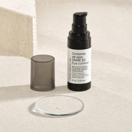 DMAE 5% Contorno de Ojos 17 ml. Detalle de apertura y textura del producto.