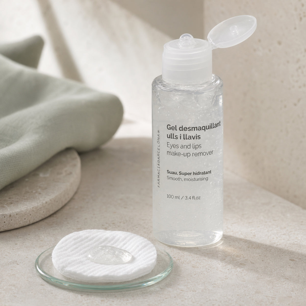 Gel Desmaquillante Ojos y Labios 100 ml. Detalle de apertura y textura del producto.