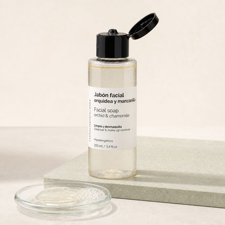 Gel Jabonoso Facial Orquídea. Detalle de apertura y textura del producto.