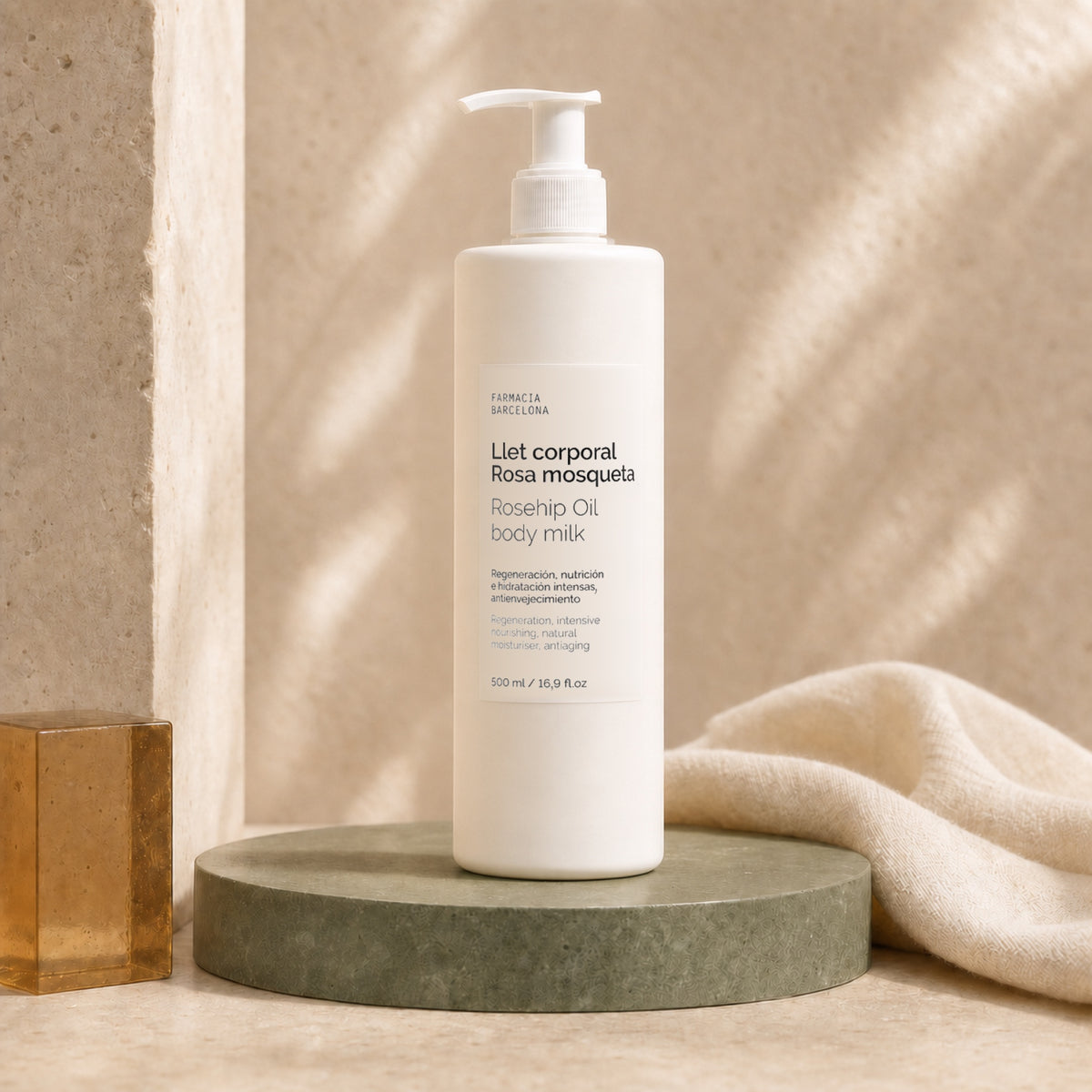 Leche Corporal Mosqueta 500 ml. Imagen editorial del producto.
