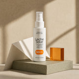 Leche Solar FPS 50 de 100 ml en composición editorial