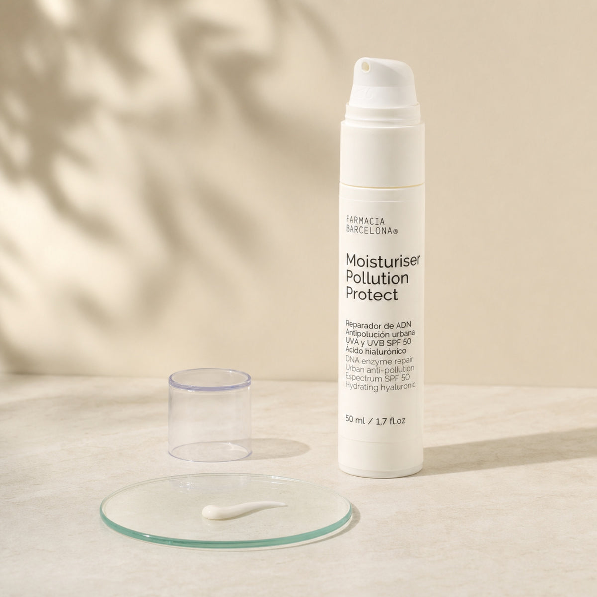 Moisturiser Pollution Protect 50+ 50 ml. Detalle de apertura y textura del producto.