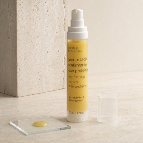 Sérum Facial Reafirmante 50 ml. Detalle de apertura y textura del producto.
