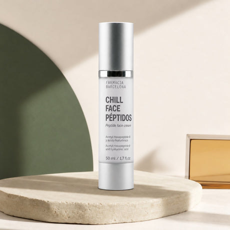 Crema Chill Face con péptidos, 50 ml, sobre una base de piedra clara.